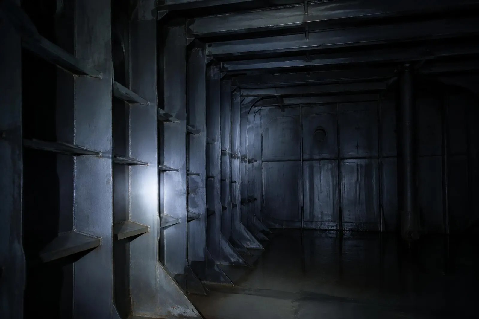 Interior de tanque de lastro de navio com estrutura reforçada